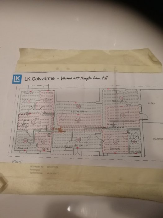 Planritning över en bottenvåning med utmärkt golvvärmesystem och specifika rumstemperaturer.