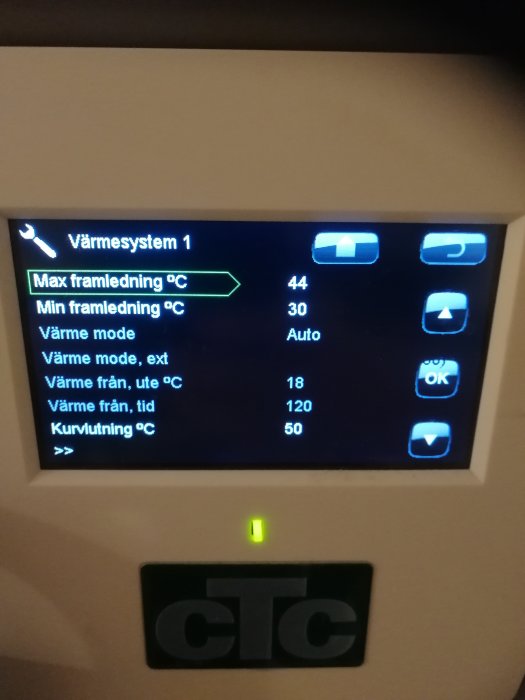 Display av värmepump med temperaturinställningar och driftlägen.