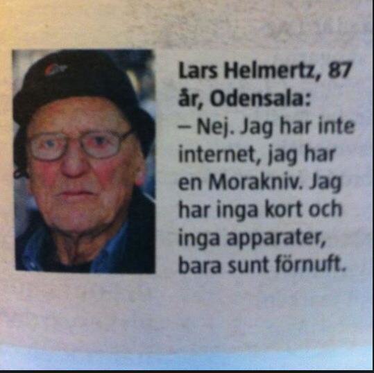 Äldre man med keps, glasögon och hörapparat porträtterad i tidningsutklipp.