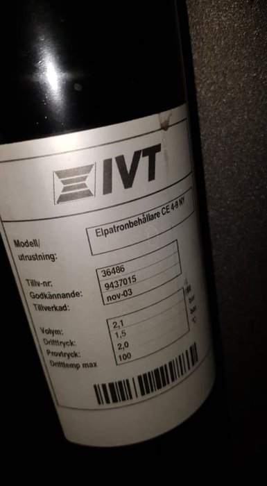 Etikett på en IVT elektrobehållare med tekniska specifikationer och modellnummer.