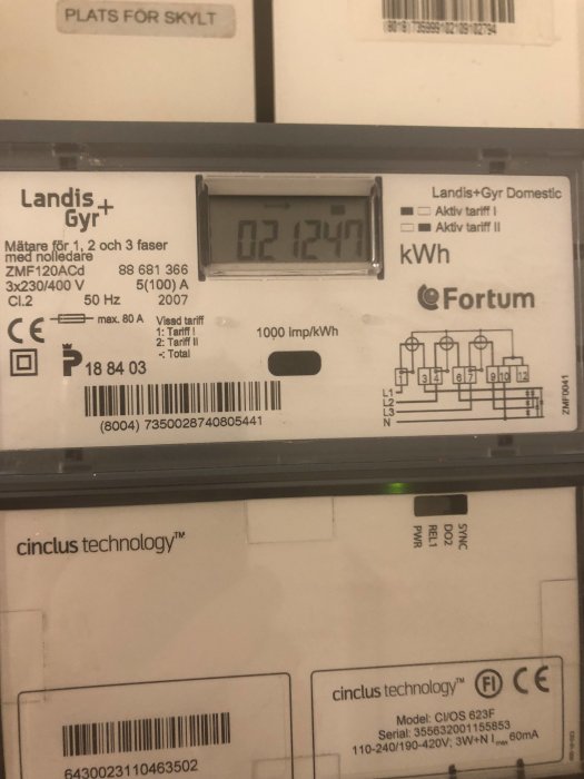 Elmätare som visar aktuell förbrukning i kilowattimmar och tariffinformation.