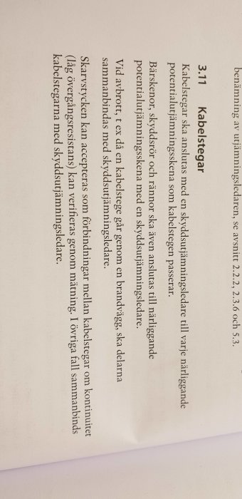 Sida i handbok om potentialutjämning med text om kabelstegar och krav för skarvbeslag och skyddsutjämning.