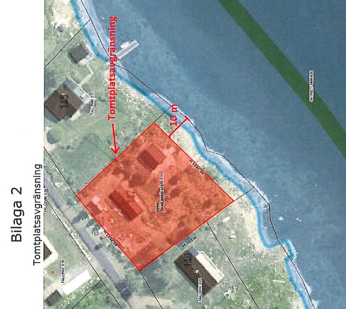 Flygbild över en fastighet med utmarkerad tomtgräns nära vatten, med måttangivelser för strandskyddsavstånd.