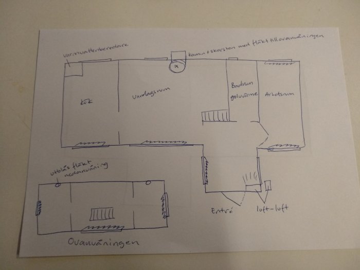 Handritad skiss av en planlösning med element, fönster, kamin och öppna dörrhål.