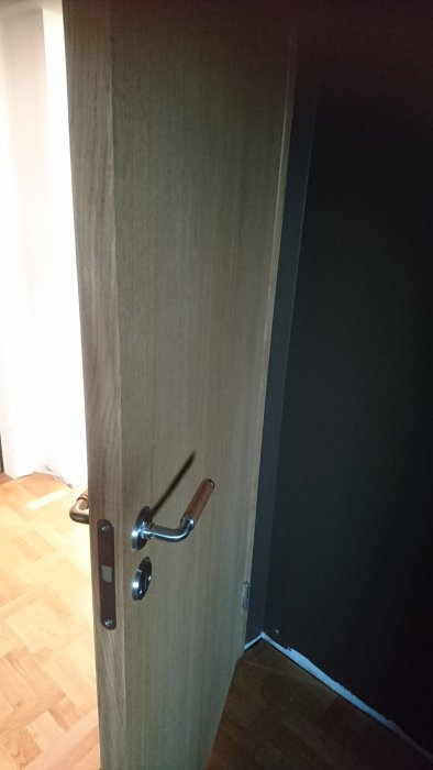 Nyinstallerad massiv innerdörr från Ekstrands, stängd med synligt drevningsarbete.