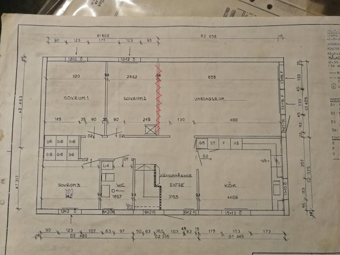 Ritning av husplan med markerade vattenledningar och mått för golvvärmeinstallation.