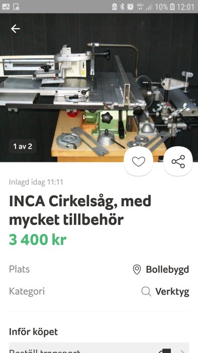 Liten cirkelsåg av märket INCA uppsatt på en bänk med många tillbehör runtomkring.