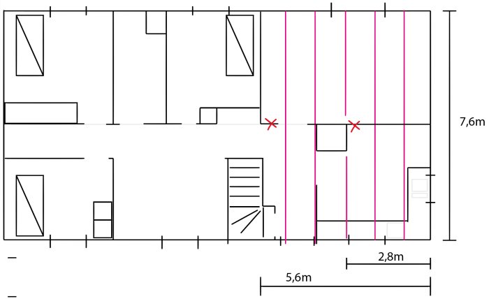 Ritning av en planlösning med takstolar markerade i rosa, bärande vägg med kryss och måttangivelser.