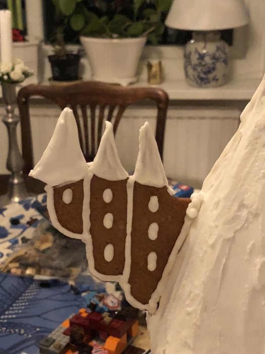 Hemmagjord pepparkakskreation av Hogwarts med snöeffekt gjord av kristyr.