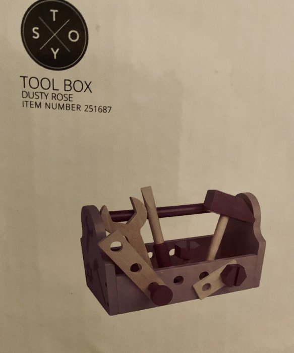 Leksaksverktygslåda i färgen dusty rose med leksaksverktyg, som en barnanpassad doppresent.