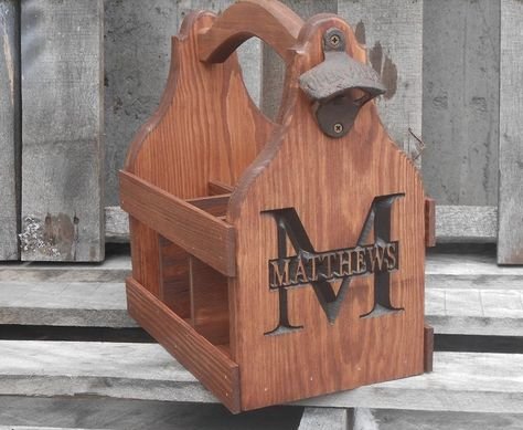 Träkonstruktion som liknar en ölbärare med bokstaven M och texten "MATTHEWS