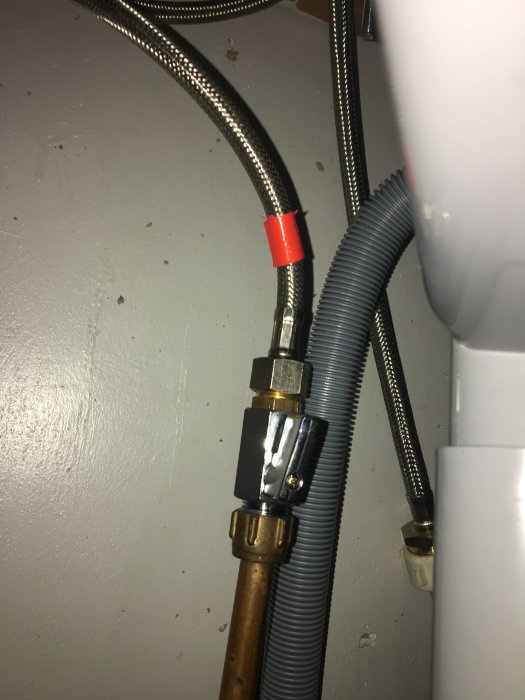 Vattenanslutningar och ballofixventiler under diskbänk inför byte av bänkskiva.
