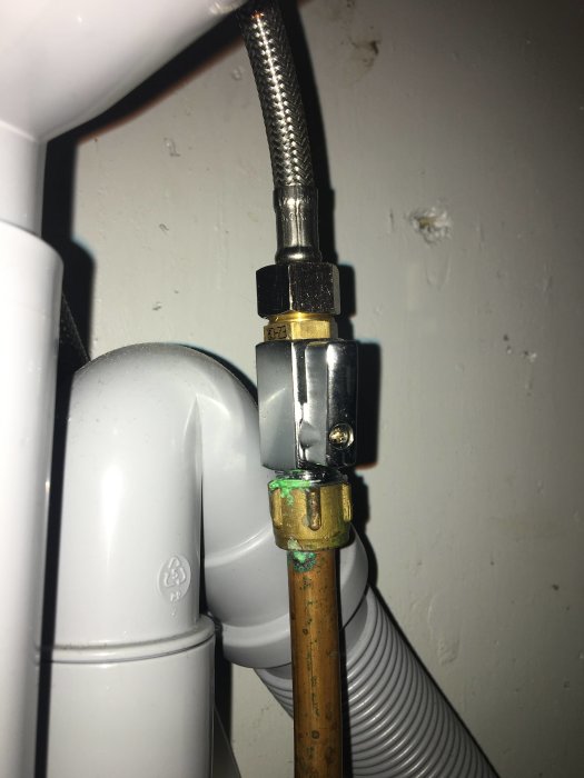 Vattenledningar med kopplingar ovanför ballofixventiler, möjlig behov av tätning för demontering.
