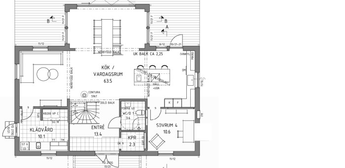 Arkitektritning av en våningsplanslösning med märkta rum som kök, vardagsrum och sovrum, samt möbleringsförslag.