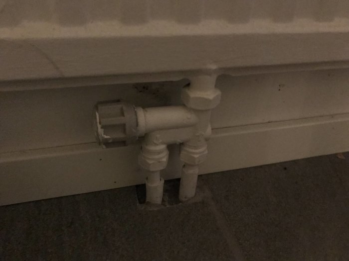 Gamla radiatorventiler utan termostat på en radiator, potentiellt problematiska för värmefördelning.