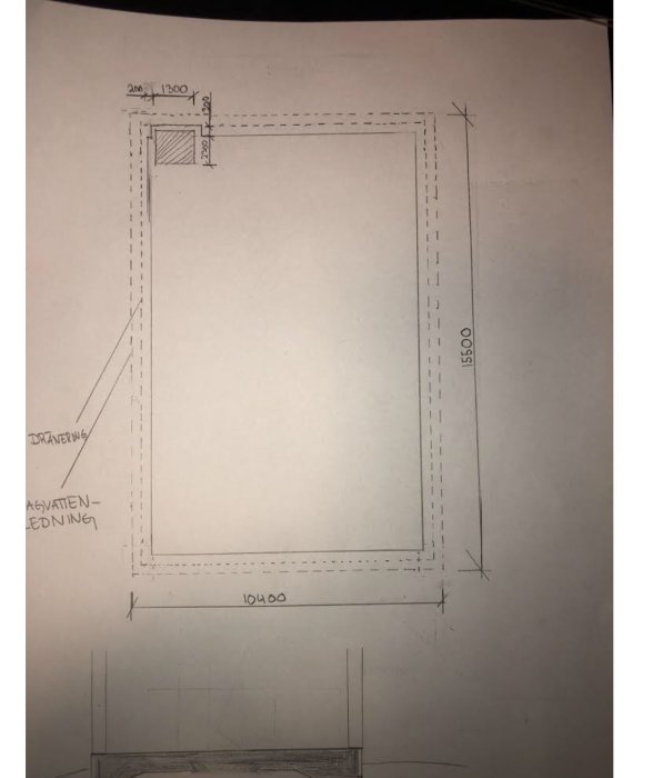 En handritad skiss av en byggplan med måttangivelser och noteringar om avloppsledning.
