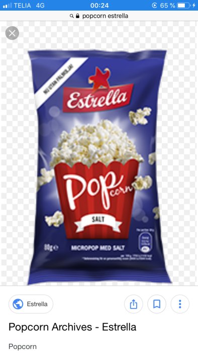 Påse med Estrella mikropopcorn med salt på en mobilskärms bakgrund.