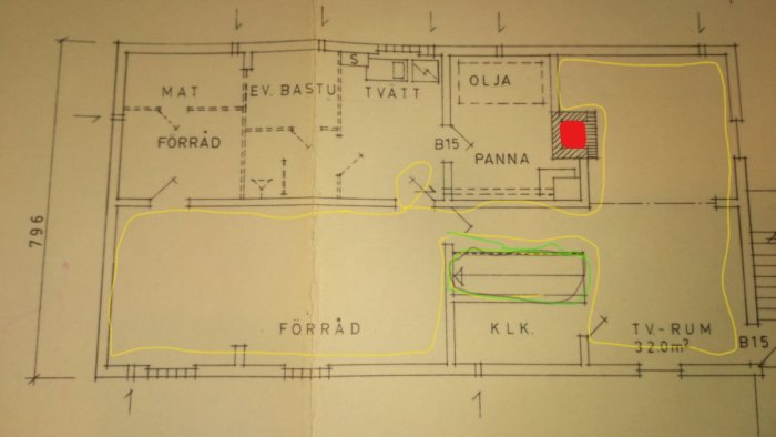 Ritning av husplan med kamin i rött, värmespridningsområden markerade i gult och grönt.