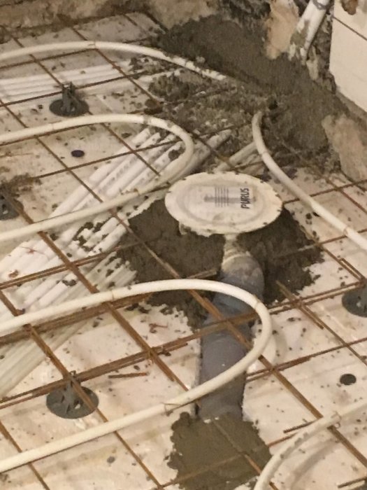 Gjutningsarbete av kulvert i EPS med justerade brunnar och säkrade rör omgivna av armeringsnät på ett byggprojekt.