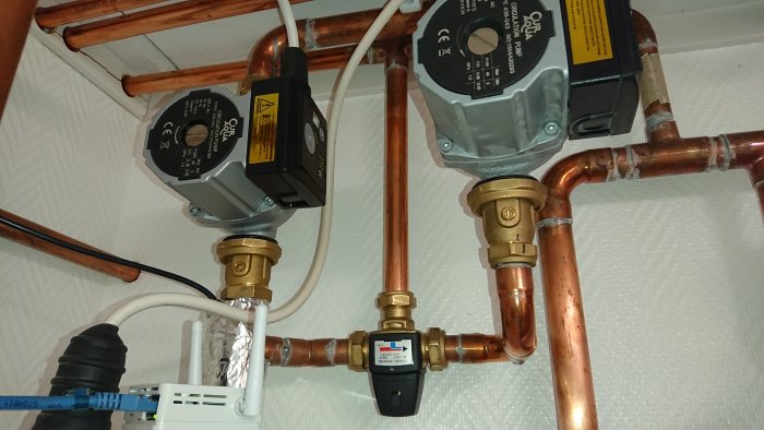 Installation av golvvärmeventiler och kopparledningar utan aktiv styrning.