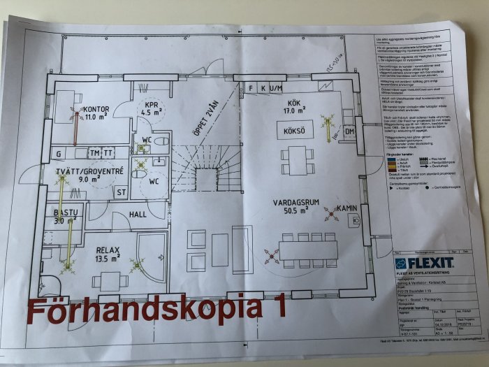 Ventilationsritning för hem med beteckningar för vind, våning 2, och bottenvåning anpassade till mellanbjälklag.