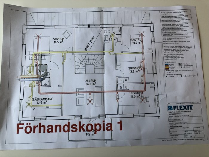 Ventilationsritning med markerade ventilationskanaler i ett hus, inklusive spirorör och FTX-aggregat position.