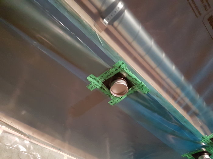 Ventilationsrör monterade mellan takbjälkar med gummimanschett i ångspärren.