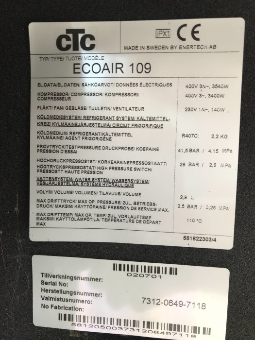 Etikett på en CTC Eco Air 109 luftvärmepump som visar teknisk information och serienummer.