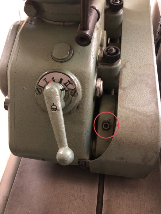 Närbild på en gammal Ayen C-tappborrmaskin, fokus på en smörjnippel markerad med röd ring.