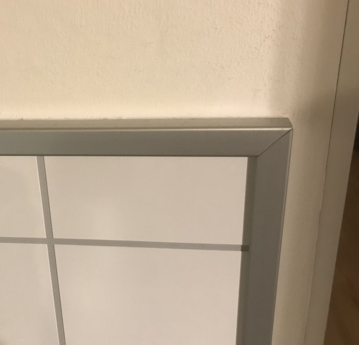 L-profil installerad vid kakel för att täcka kanten utan att dölja främre bård.