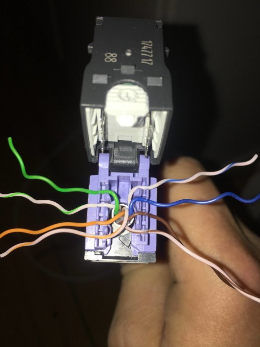 Nätverkskontakt med färgkodade Ethernet-kablar kopplade enligt standard B.