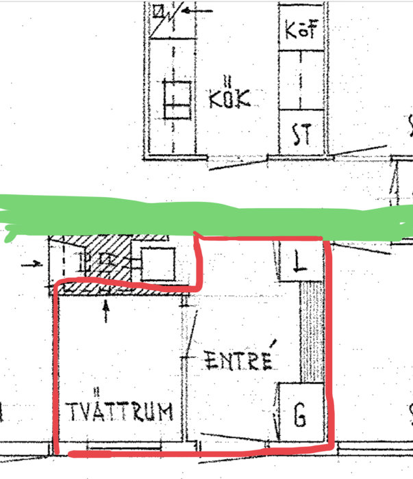 Skiss över en planlösning med markerat klinkerområde i rött och hjärtmur i grönt, med tvättrum och entré betecknat.