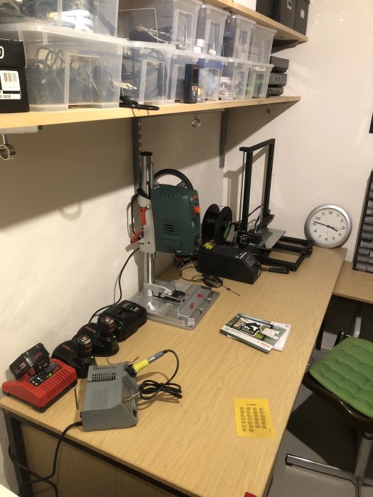 Verktyg och elektronik utspridda på ett arbetsbord, nyligen uppackade, i ett hobbyrum.