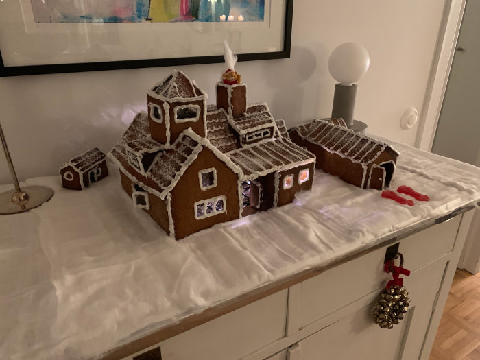 Pepparkakshus som modellerar ett riktigt hus med detaljer som ny takkupa och dekorationer.