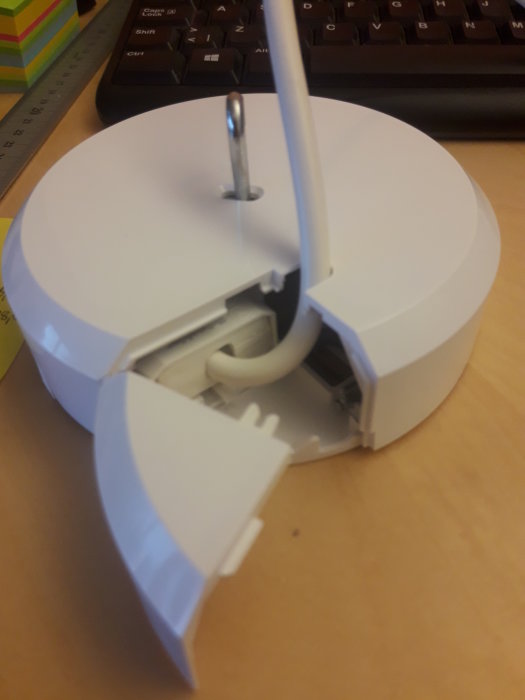 Öppen vit dosa med en liten Dinuy dimmer installerad, synlig tråd och begränsad plats.