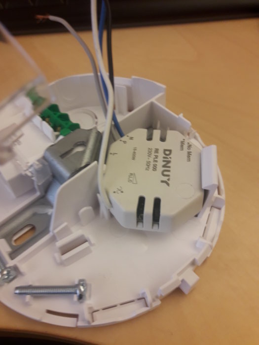 Öppen eldosa med en installerad liten Dinuy dimmer och elektriska kablar.