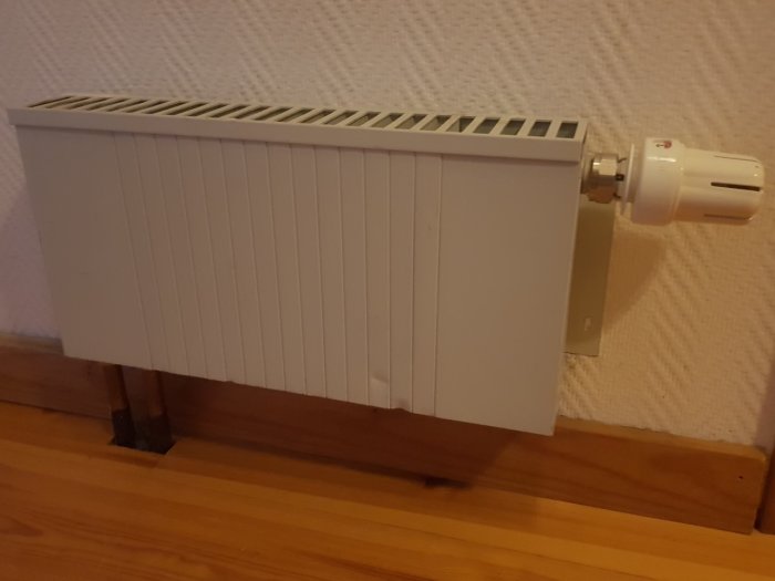 En vattenburen radiator anpassad för pelletsuppvärmning i ett hem.