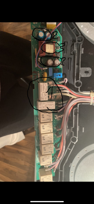 Elektronikkort med markerade komponenter: Nr 1 reläer i svart cirkel, Nr 2 kondensatorer i röd, Nr 3 spolar i grön.