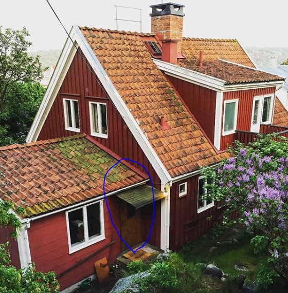 Rött hus med två våningar och tillbyggnad, markerat förråd med blå linje.