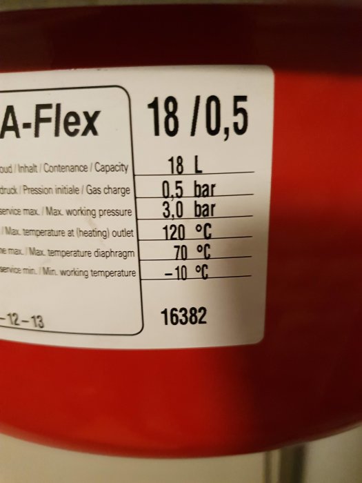 Specifikationsetikett på en expansionskärl för värmesystem som visar kapacitet 18 L, gasladdning 0,5 bar och maximalt arbetstryck 3,0 bar.