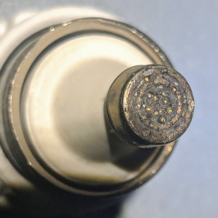 Mörksotig säkringspropp och svarta prickar i säkringshålet pekar på ett elproblem.