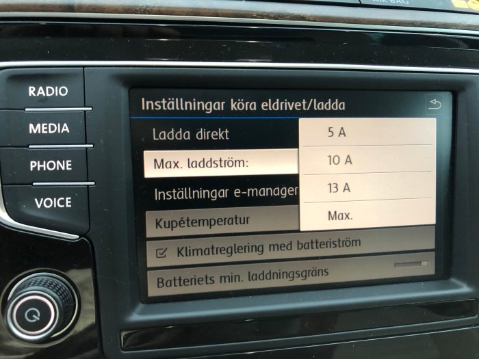 Bilens infotainmentsystem visar inställningar för köra eldrivet och laddning.