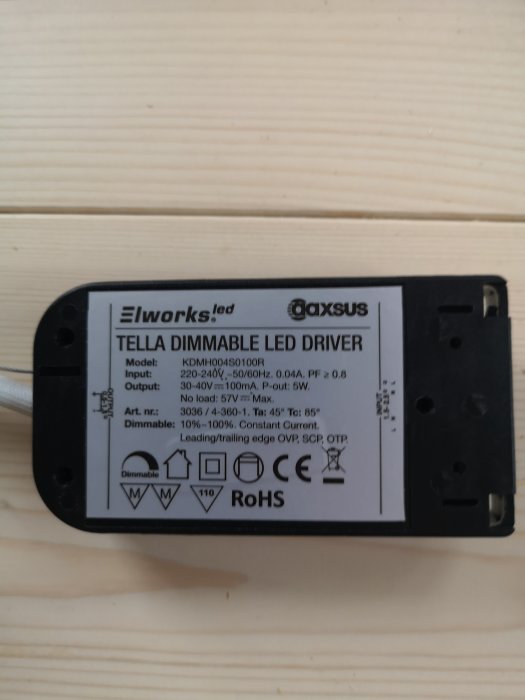 En LED-drivare för Tella downlight 5W med specifikationer och säkerhetssymboler på etiketten.