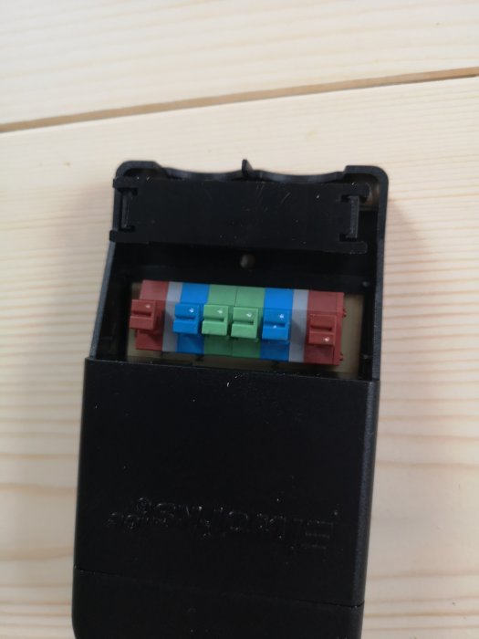 Öppen anslutningsdosa med färgkodade kabelanslutningar i en elektrisk installation.