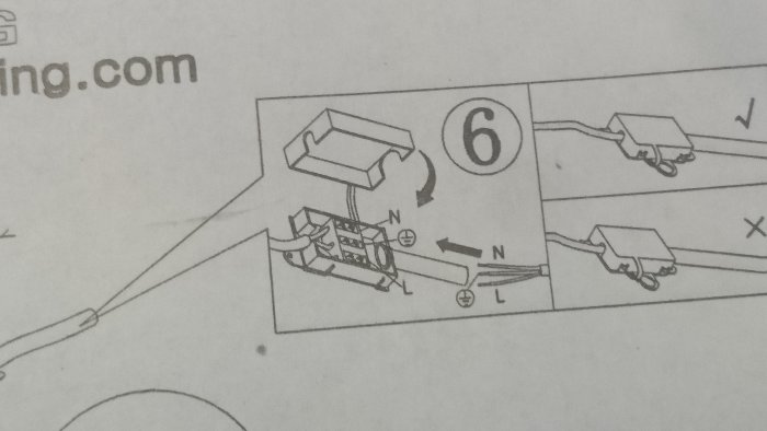 Illustration av installationsinstruktion för taklampa med elledningar kopplade till kopplingsdosa och lamppropp.