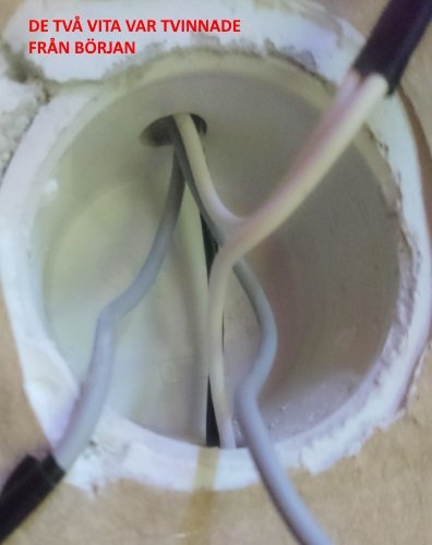 Elektriska kablar genom rör, med text som beskriver att de två vita är tvinnade från början.