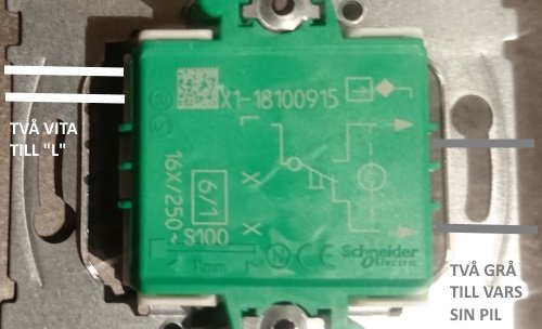 Grön Schneider elektrisk komponent med kretsschema och märkningar, omgiven av anteckningar.
