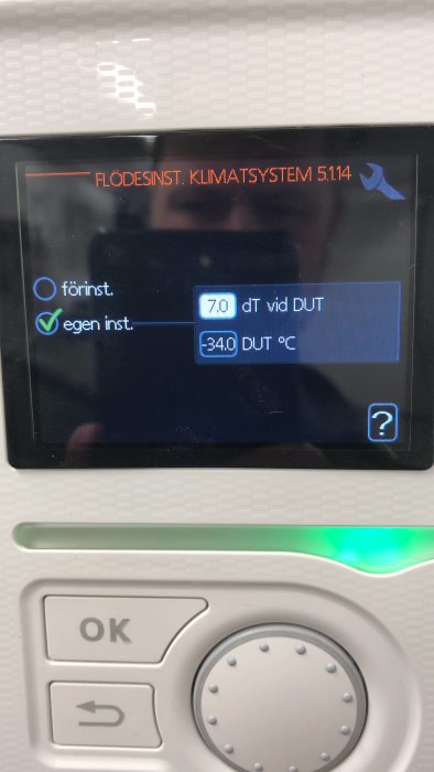Display på en värmepump med inställningar för cirkulation: dT vid DUT 7.0 och DUT -34.0°C.