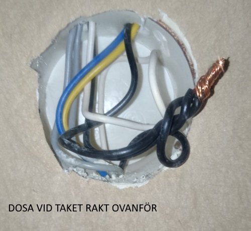 Takdosa med flera elektriska ledningar, inklusive en blottad koppartråd, ingen synlig skada.