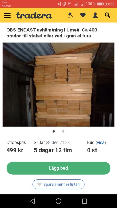 Stapel med oanvända träbrädor avsedda för staketbygge eller ved, till salu på auktionsplattform.